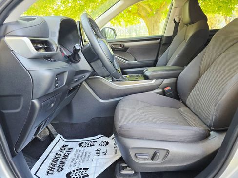 Used 2020 Toyota Highlander LE image 10