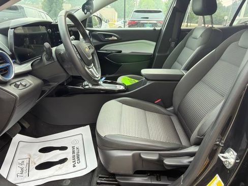 Used 2025 Chevrolet Trax LT w/ Sunroof Package FWD image 21