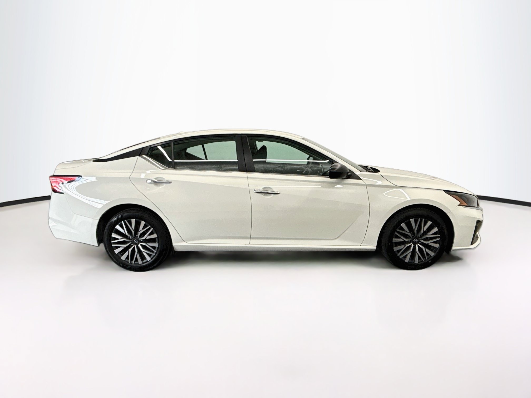 Used 2025 Nissan Altima 2.5 SV FWD image 10