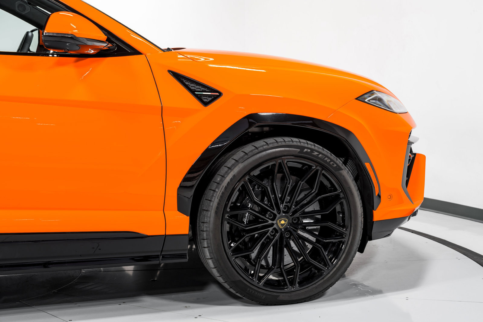 Used 2025 Lamborghini Urus SE AWD/4WD image 52