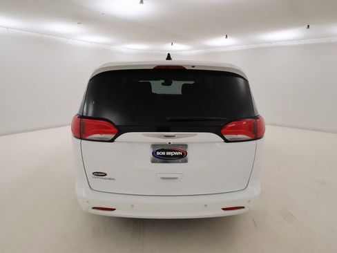Used 2022 Chrysler Voyager LX image 4