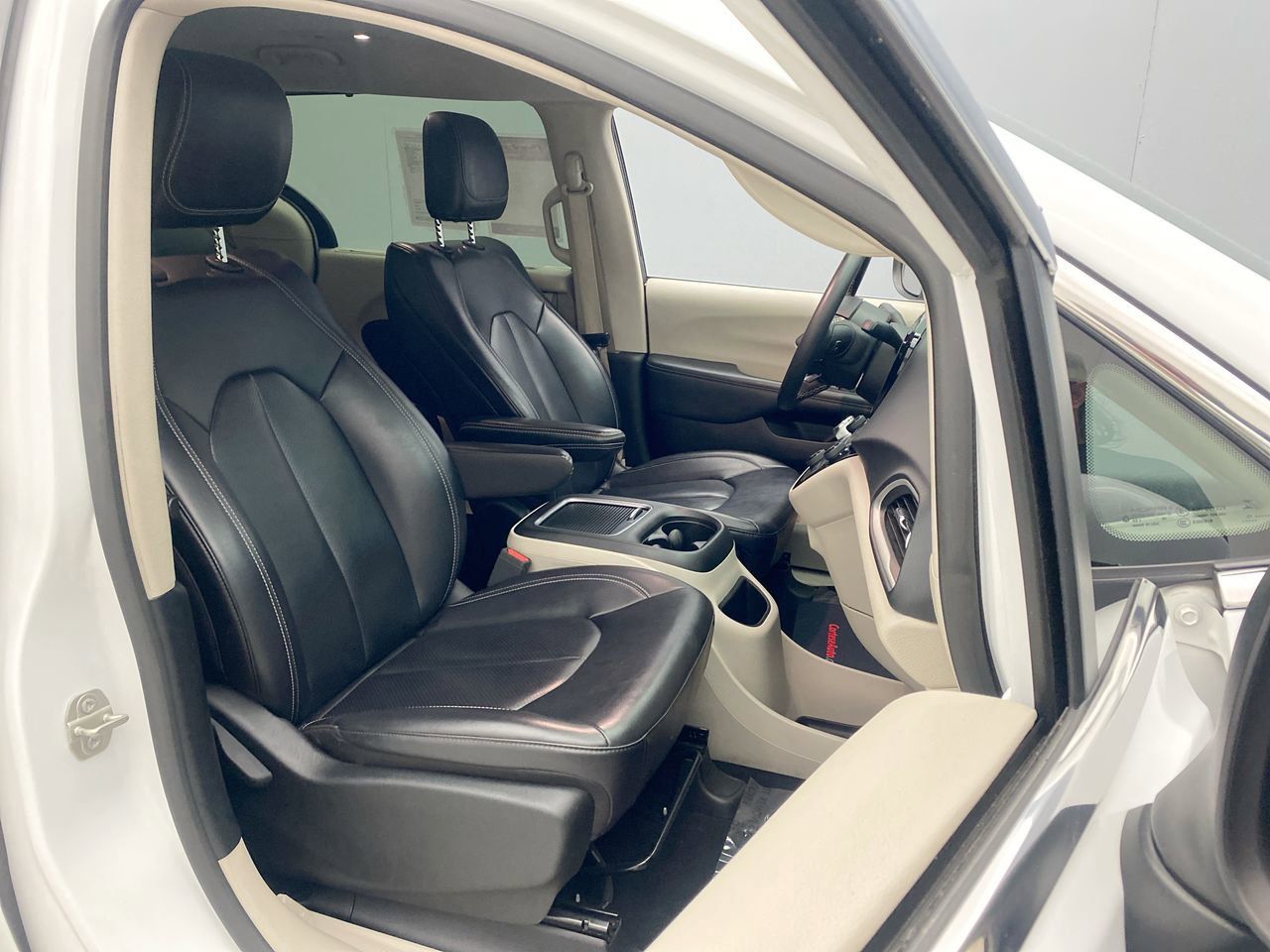 Used 2023 Chrysler Pacifica Touring-L FWD image 22