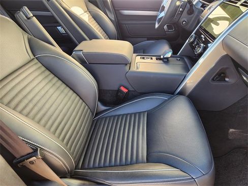Used 2024 Land Rover Discovery Dynamic SE image 14