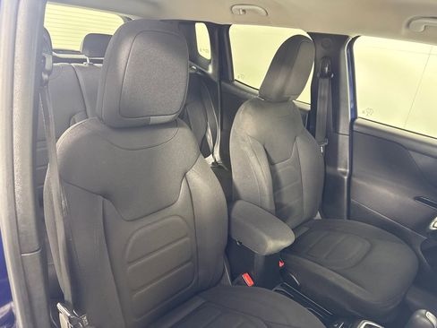 Used 2019 Jeep Renegade Latitude w/ Cold Weather Group image 27