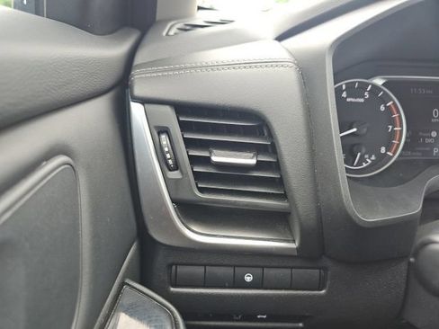 Used 2025 Nissan Rogue SV FWD image 32