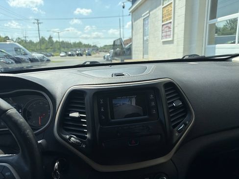 Used 2016 Jeep Cherokee Latitude AWD/4WD image 13