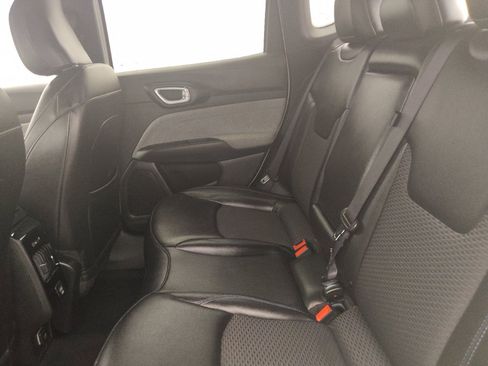 Used 2025 Jeep Compass Latitude AWD/4WD image 18