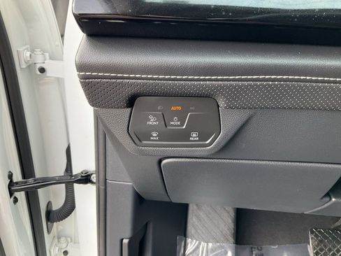 Used 2024 Volkswagen Atlas SE image 7