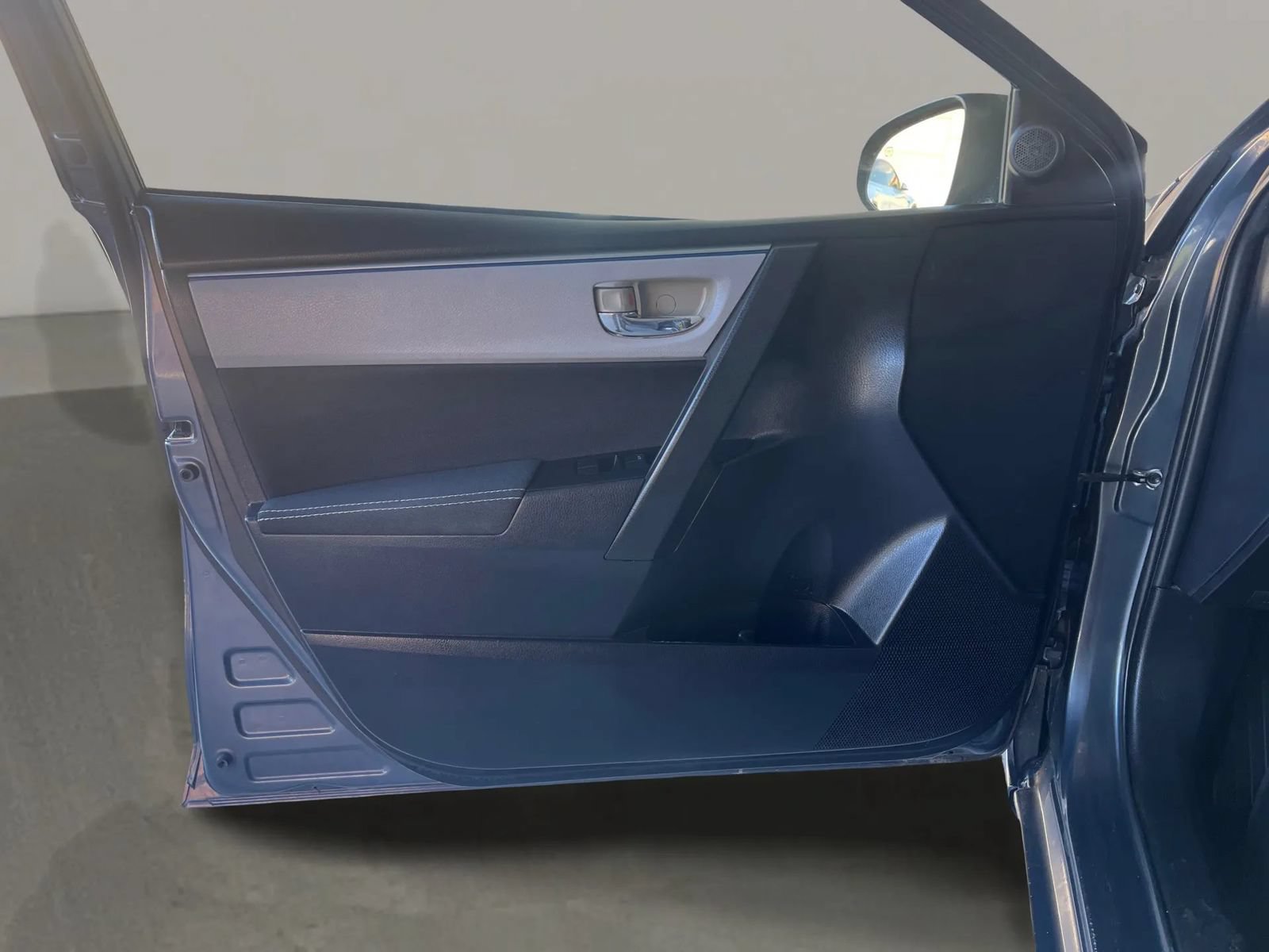 Used 2014 Toyota Corolla LE FWD image 16