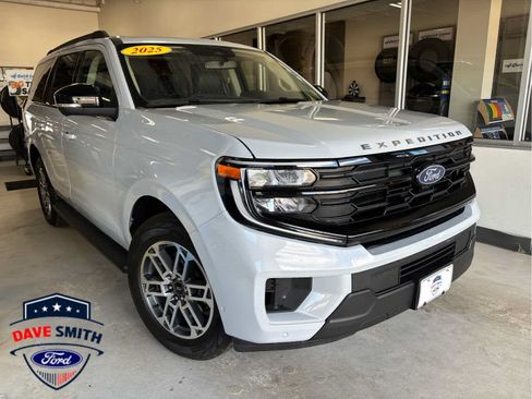 Used 2025 Ford Expedition Active AWD/4WD image 2