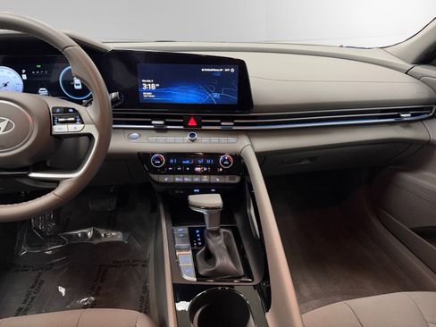 Used 2024 Hyundai Elantra SEL w/ Convenience Package image 11