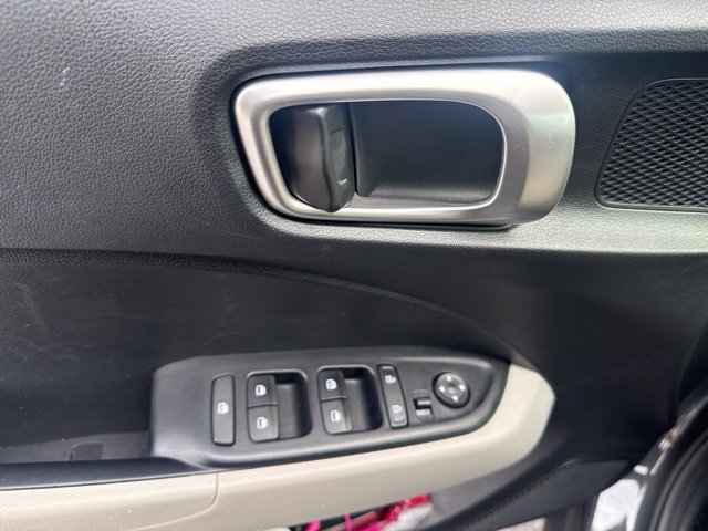 Used 2025 Hyundai Venue SEL FWD image 12
