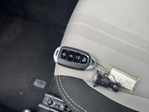 Used 2025 Hyundai Venue SEL FWD image 21