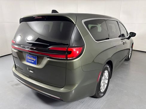 New 2027 Chrysler Pacifica Select FWD image 8