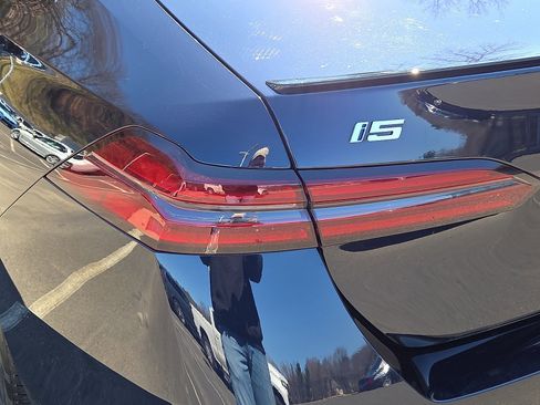Used 2025 BMW i5 xDrive40 w/ Executive Package image 10