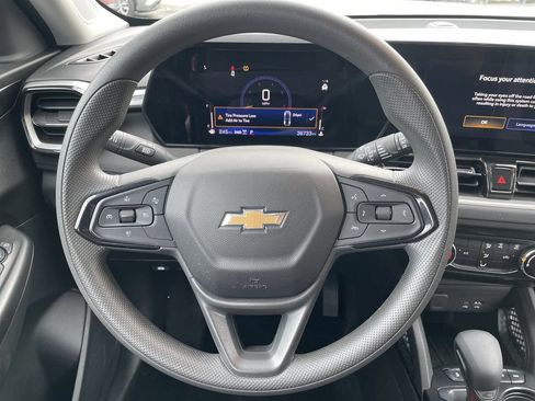 Used 2025 Chevrolet TrailBlazer LT AWD/4WD image 16
