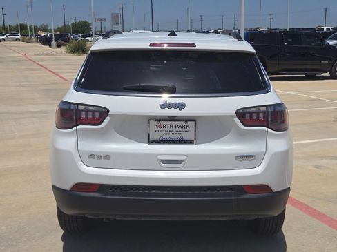 Used 2024 Jeep Compass Latitude AWD/4WD image 4