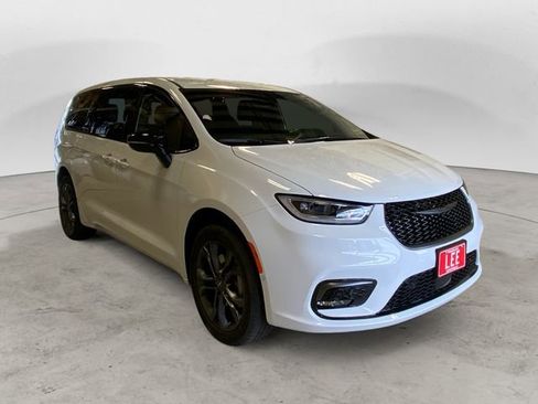 New 2026 Chrysler Pacifica Select image 8