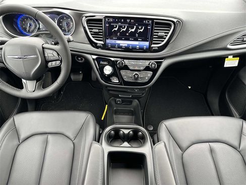 New 2026 Chrysler Pacifica Select image 11