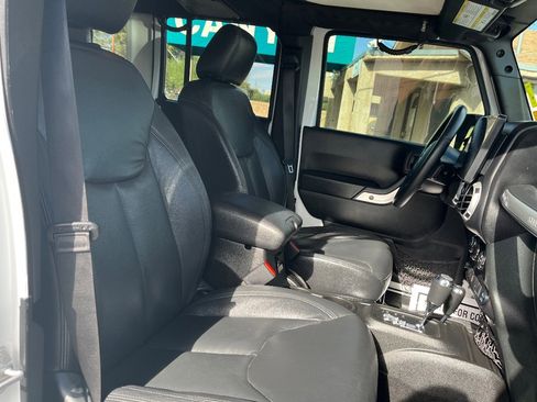 Used 2015 Jeep Wrangler Unlimited Sahara w/ Connectivity Group image 33