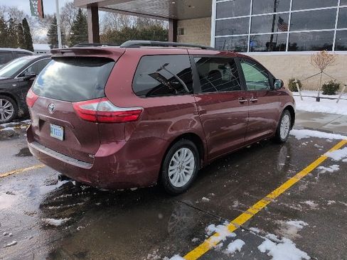 Used 2015 Toyota Sienna XLE image 4