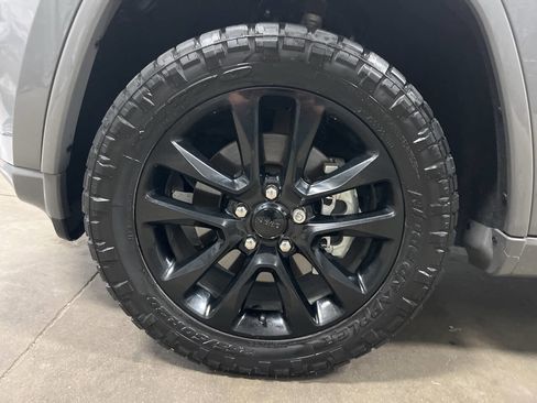 Used 2022 Jeep Grand Cherokee Laredo X image 9