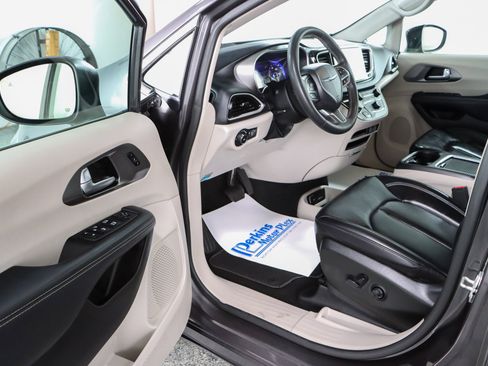 Used 2023 Chrysler Pacifica Touring-L FWD image 3