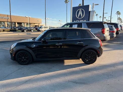 Used 2017 MINI Cooper 4-Door Hardtop image 2