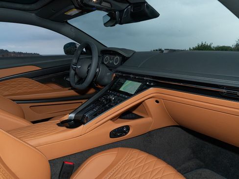 Used 2025 Aston Martin DB12 Coupe image 15