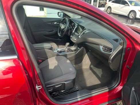 Used 2017 Chevrolet Malibu LT image 8