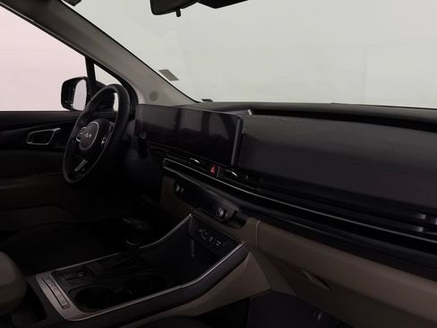 Used 2025 Kia Carnival FWD image 31