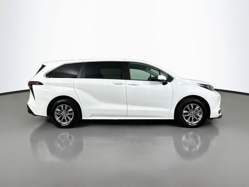 Certified 2025 Toyota Sienna LE FWD image 8