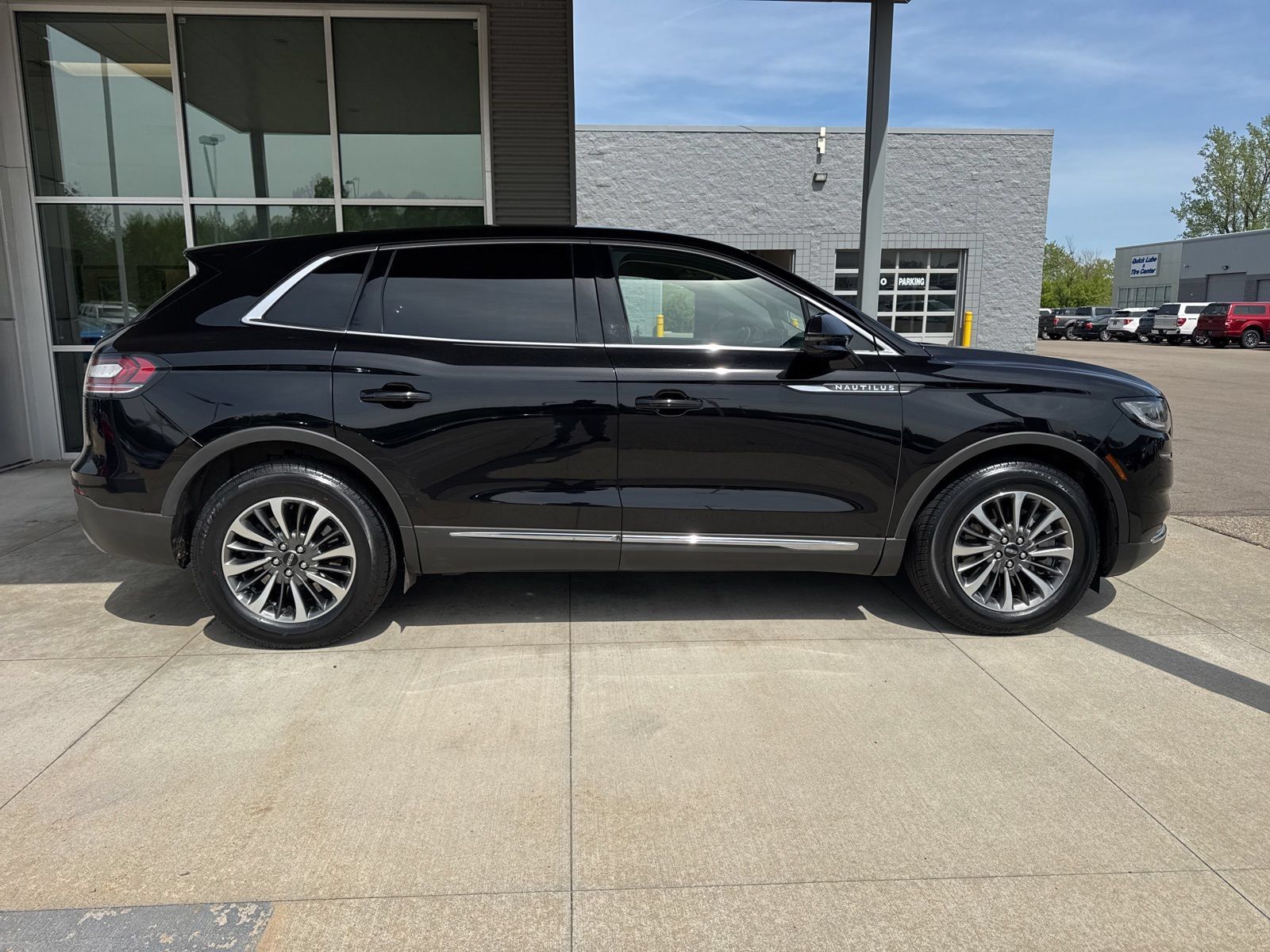 Used 2023 Lincoln Nautilus Reserve AWD/4WD image 8