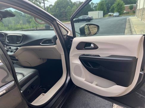 Used 2018 Chrysler Pacifica Touring-L w/ Advanced Safetytec Group image 17