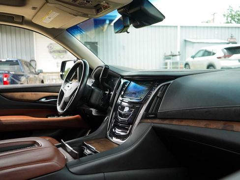 Used 2019 Cadillac Escalade Premium Luxury AWD/4WD image 15