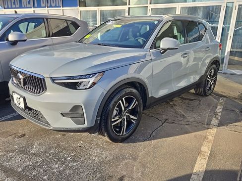 Certified 2025 Volvo XC40 B5 Core image 2