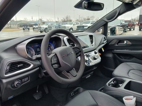 New 2026 Chrysler Pacifica Select image 9