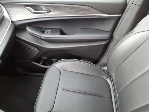 Used 2025 Jeep Grand Cherokee Limited image 31