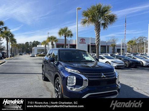 Used 2023 Mitsubishi Outlander SE image 1