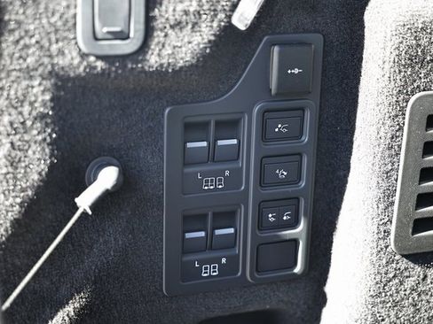 New 2025 Land Rover Discovery Metropolitan Edition image 38