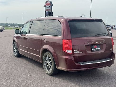 Used 2017 Dodge Grand Caravan SXT FWD image 4