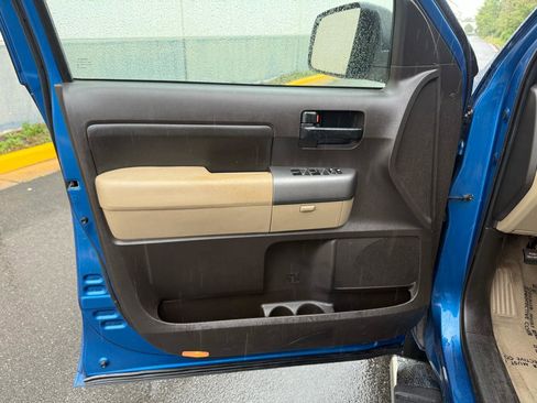 Used 2010 Toyota Tundra 4x4 CrewMax image 17