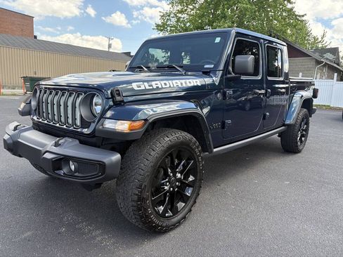Used 2025 Jeep Gladiator Sport AWD/4WD image 9