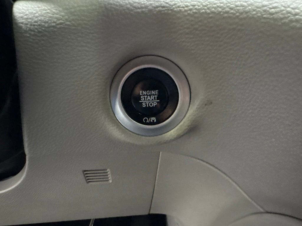 Used 2022 Chrysler Pacifica Limited AWD/4WD image 21