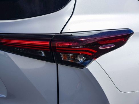 Used 2024 Toyota Highlander Limited image 8