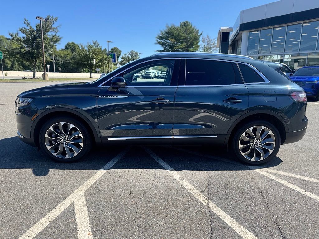 Used 2023 Lincoln Nautilus Reserve AWD/4WD image 2