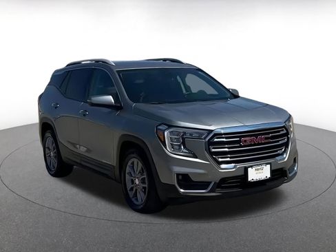 Used 2024 GMC Terrain SLT image 3