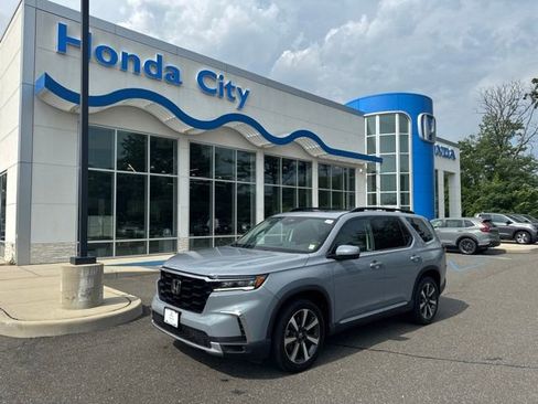 Used 2023 Honda Pilot Touring image 2