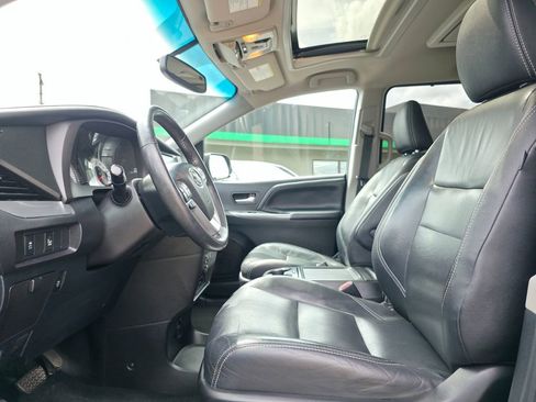 Used 2017 Toyota Sienna SE Premium FWD image 8