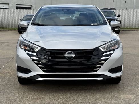 Used 2025 Nissan Versa SV image 3